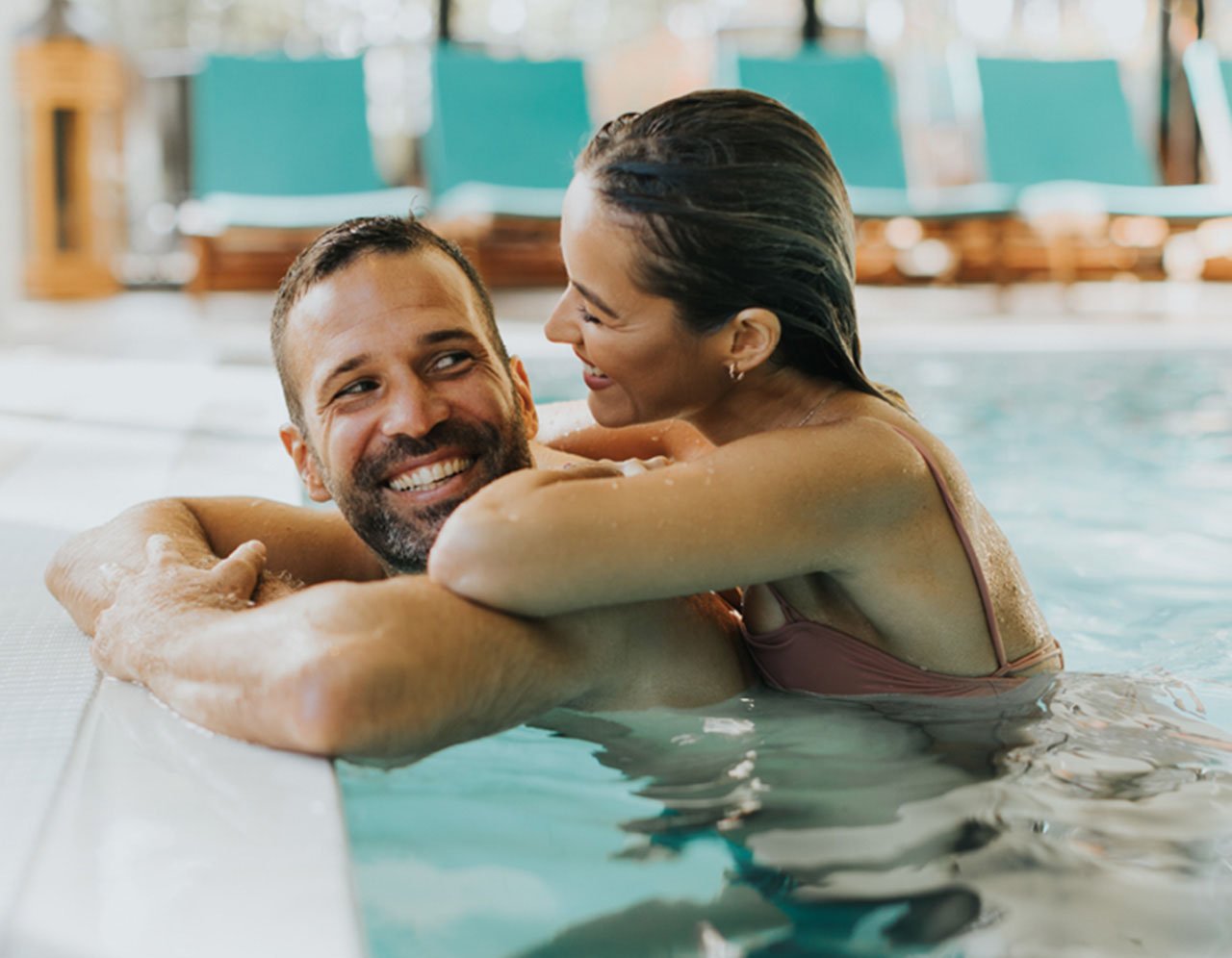 Casal na piscina do Nouvelle blues